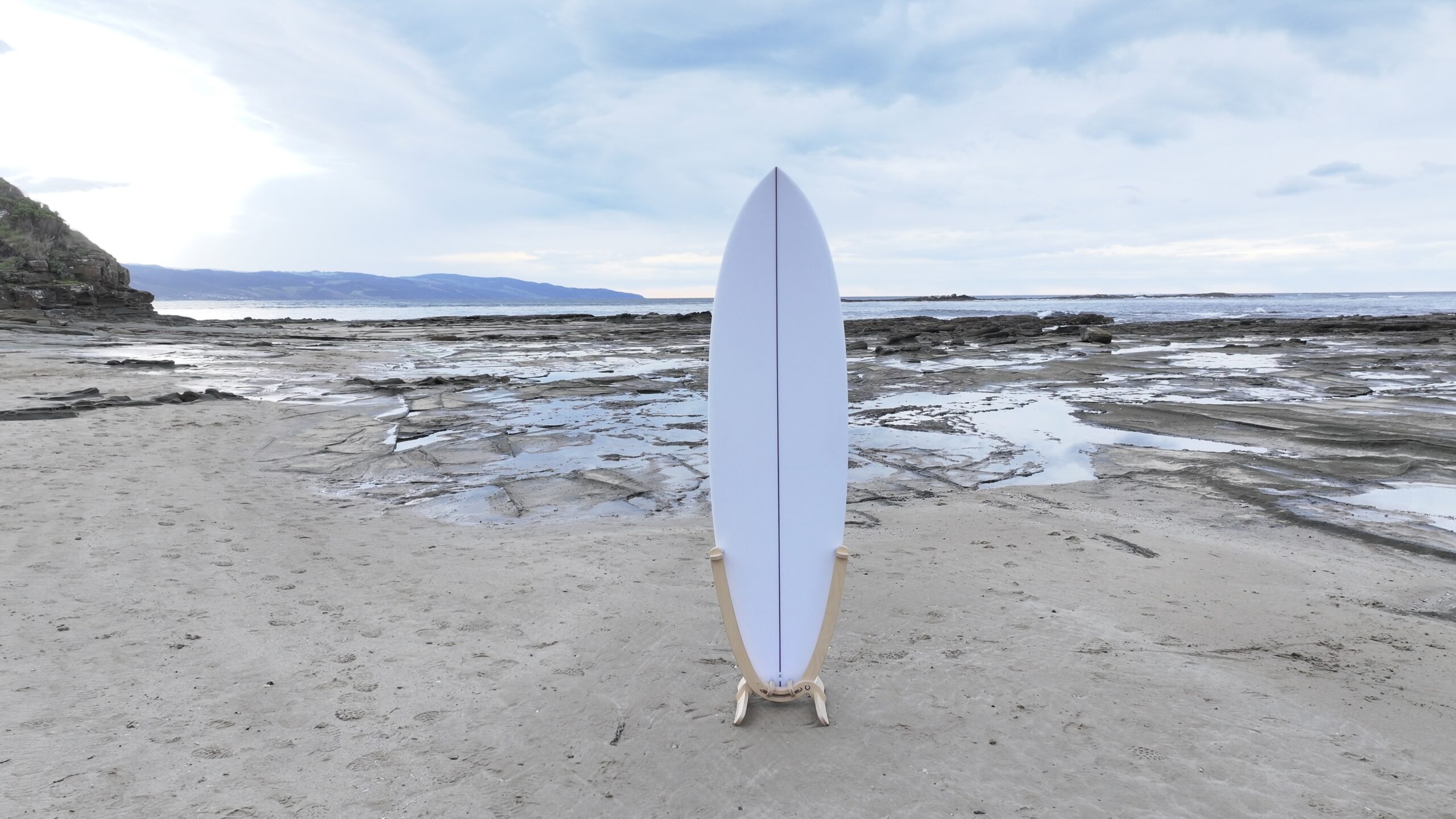 GLYD O Revolute vertical surfboard stand front view displaying surfboard on Marengo Point reef facing northeast.